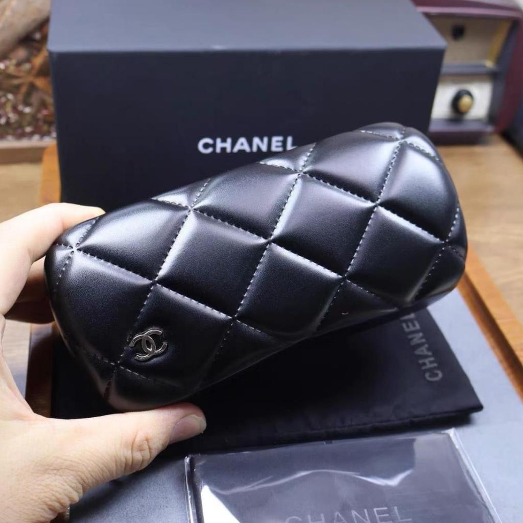 Chanel Черный жесткий футляр для солнцезащитных очков из стеганой ПУ-кожи