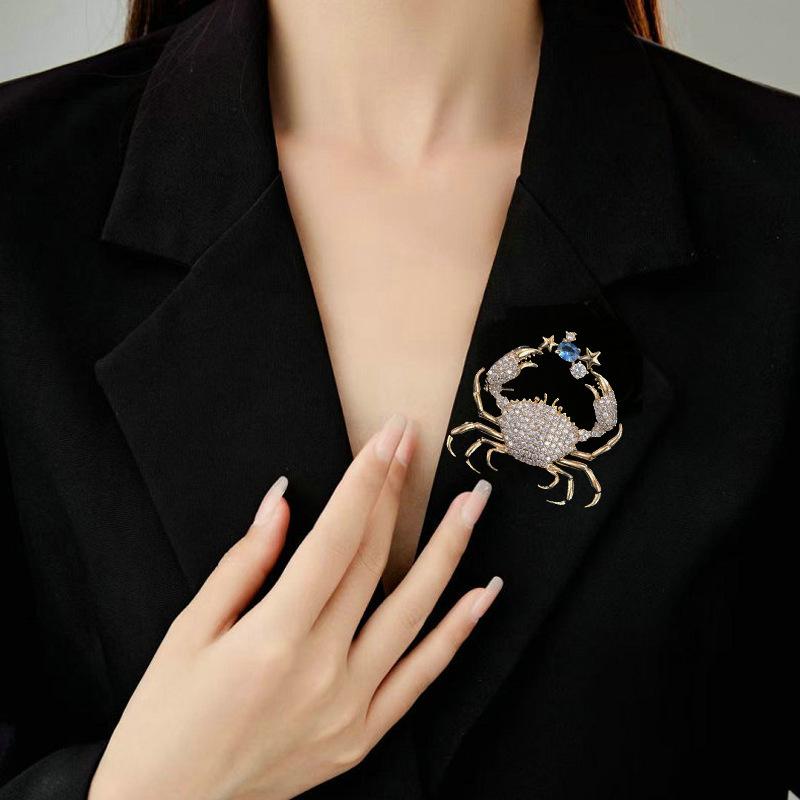 Маленькая брошь-краб — это высококлассная женственная брошь с изысканной брошью, инкрустированной бриллиантами, и уникальным чувством дизайна.