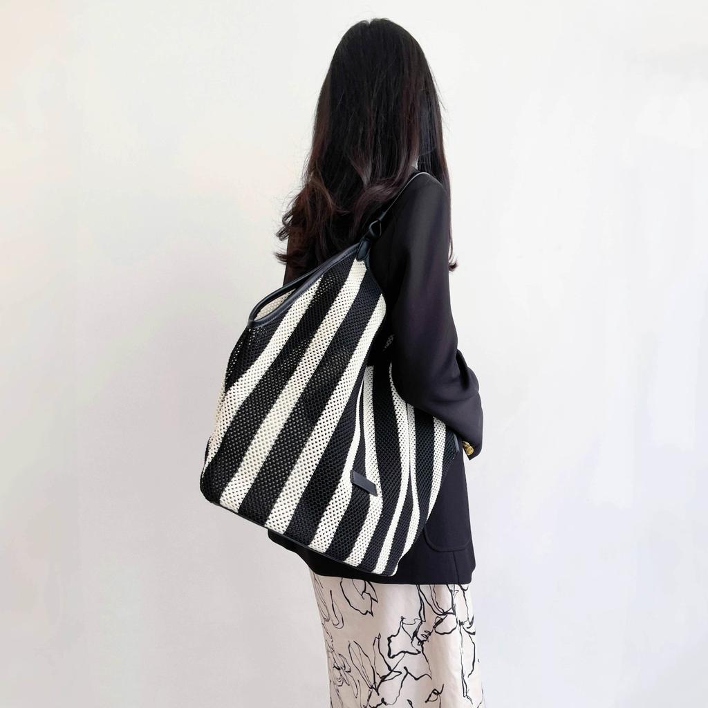 Премиальная женская сумка на плечо большой вместимости из тканого материала в черную и белую полоску, легкая сумка для отдыха в ленивом стиле, сумка для покупок