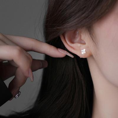 Серьги-гвоздики с серебряным покрытием S925, корейская новая мода, маленькие серьги-гвоздики с мини-цветком и вставкой из циркона, счастливый женский гвоздик с четырьмя листами клевера