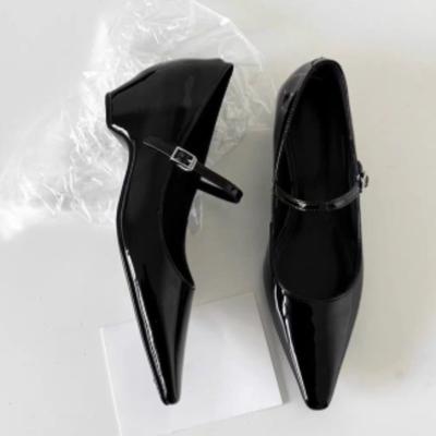 Мода 2025 Новые женские сандалии в стиле ретро-шарм бордового цвета с острым носком, простыми ремешками и низким каблуком