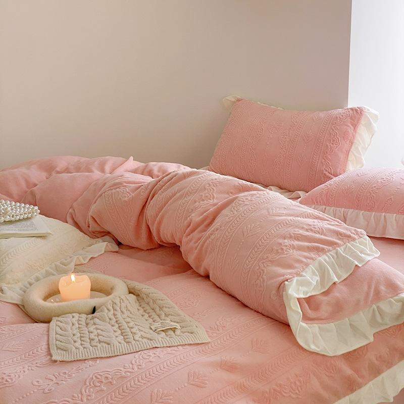 Зимний комплект постельного белья для беременных и младенцев класса А из четырех кусочков молочной муки из коралловой муки. Теплый и плюшевый толстый пододеяльник из фланели.