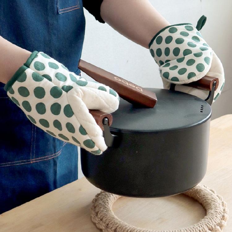 Protective Kitchen Oven Gloves with Dots Charm, Heat and Slip Resistant Oven Mitts for Cooking and Bakings