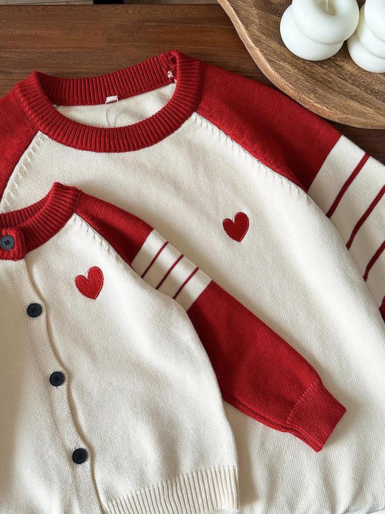 Вязаный кардиган для всей семьи осень 2025 г.: Контрастные цветные полосы и дизайн с любовью для трио родителей и детей