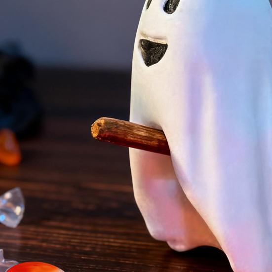 Хэллоуин Фигурка Привидения Милое Маленькое Привидение на Метле Статуэтка Мини Пластиковое Привидение Хэллоуин Настольный Декор для Многоярусного Подноса Книжной Полки Письменного Стола Декор