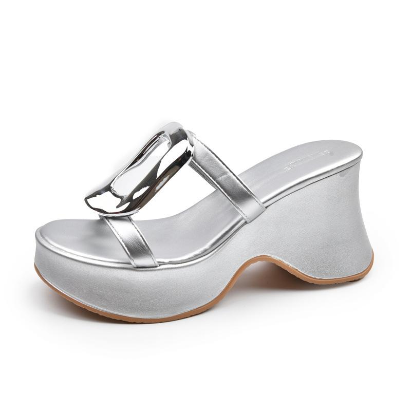 Модные темпераментные шлепанцы на толстой подошве, с квадратным носком, металлическим декором, крутые, на высоком каблуке, для женщин, для ношения летом 2025 года