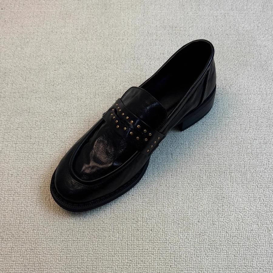 Версия из коровьей кожи, натуральная кожа, ретро британский стиль, круглый носок, заклепки, складки, одна педаль, толстый каблук, черные маленькие кожаные туфли, лоферы для женщин