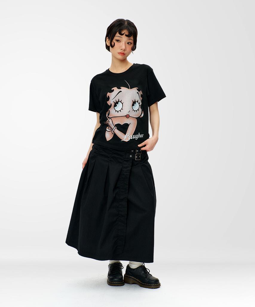 LAUGHER [Betty Boop] Queen T-Shirt - Black