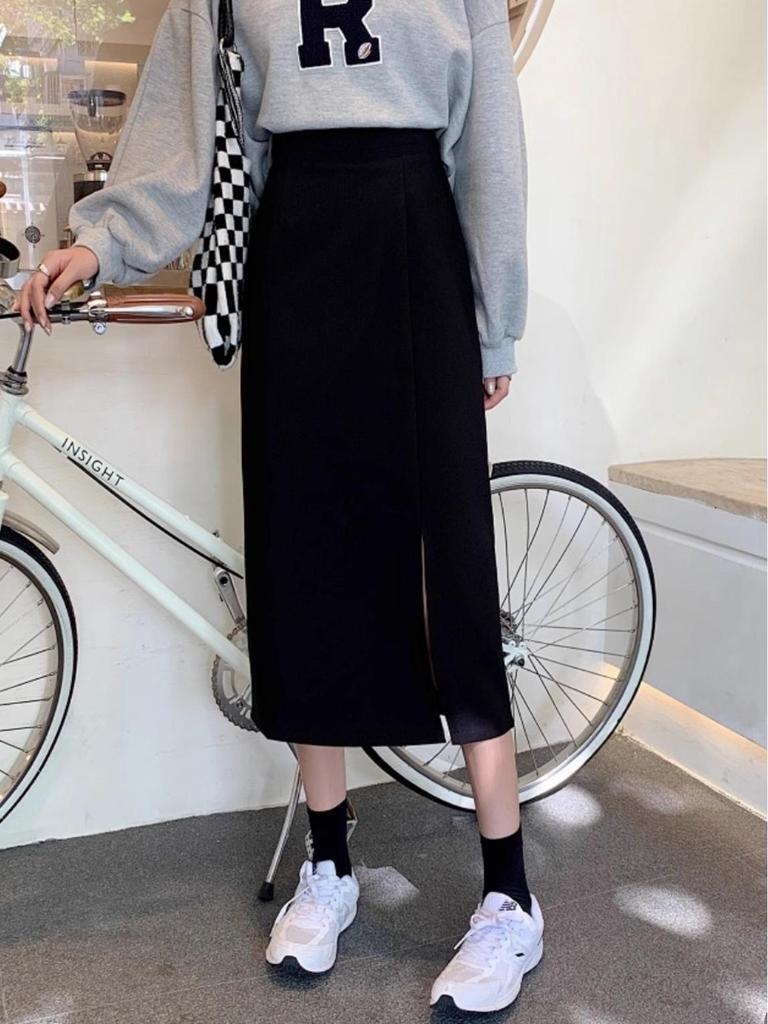 Женская черная юбка с высокой талией и разрезом средней длины - весна 2024 года, корейский дизайн А-силуэта