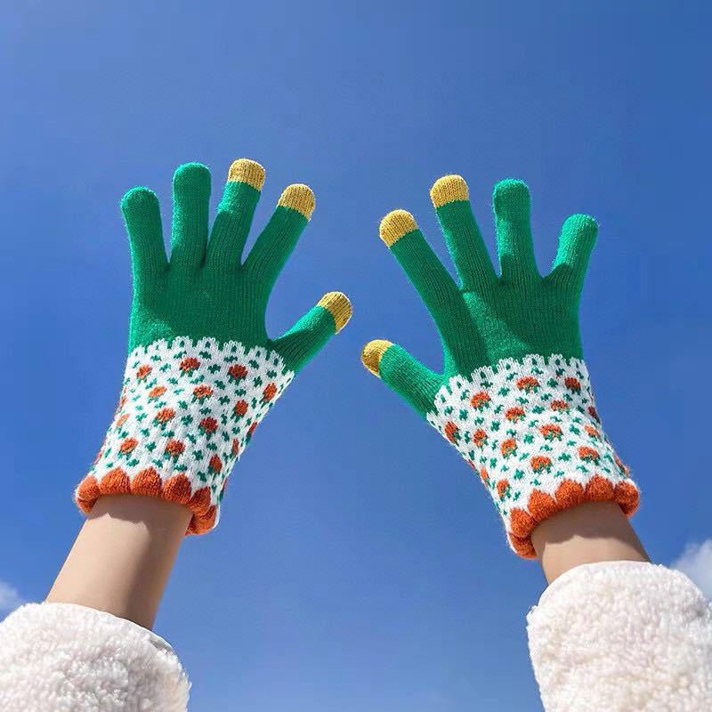 Women's Thick Velvet Winter Touchscreen Gloves - Warm, Cold-Proof Cycling Gloves with Wool Pineapple Pattern for Men and Women.