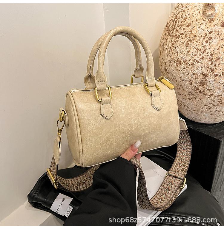 Niche wide shoulder strap cylinder messenger bag women's 2025 new retro Boston bag casual versatile portable shoulder bag