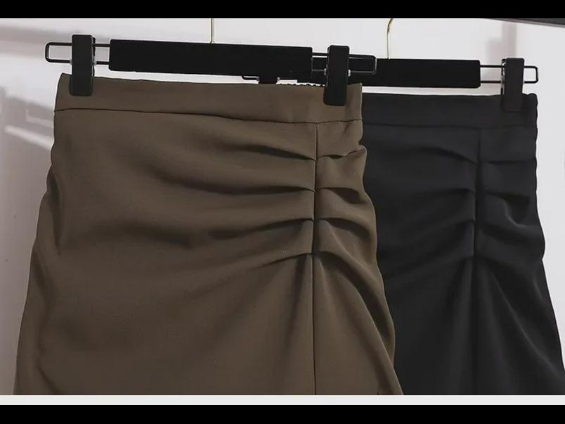 Женская высококачественная черная юбка с разрезом — средняя длина, высокая талия, облегающий крой на весну и осень 2024 г.