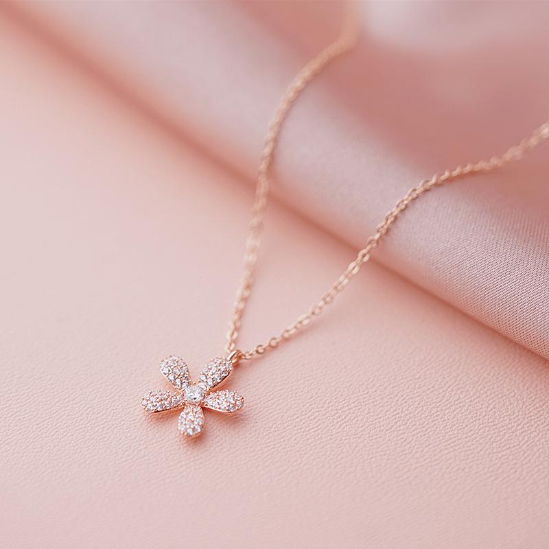 Простой пейзаж, свежий и литературный, цепочка на ключицу с пятью лепестками цветов, изысканное ожерелье с микроинкрустацией бриллиантами