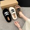 Сяосянфэн пушистые тапочки женские для улицы 2025 осень и зима новые на толстой подошве корейская версия модные с буквенным принтом трендовые хлопковые тапочки