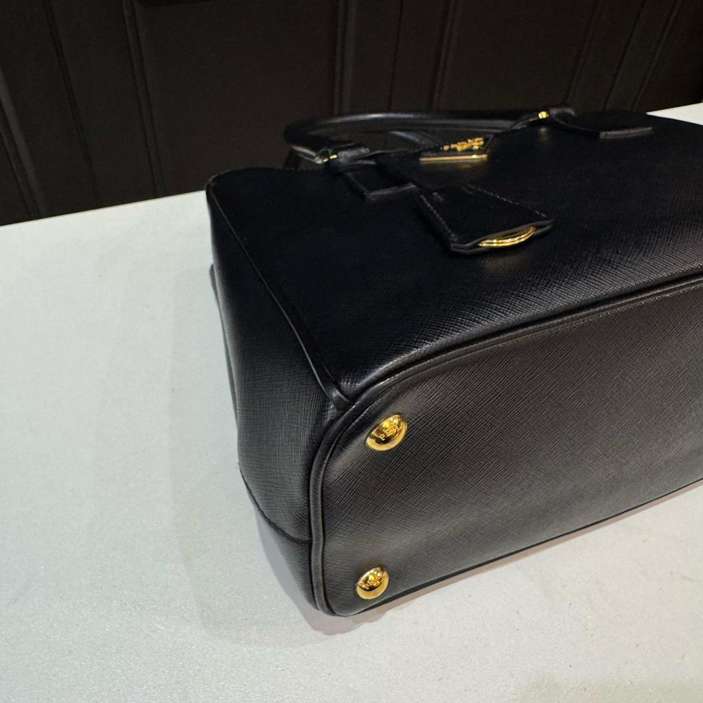 [Pre-Owned] Galleria Tote Bag With Triangle Metal Logo Hardware In Black - Excellent #SRKXMM