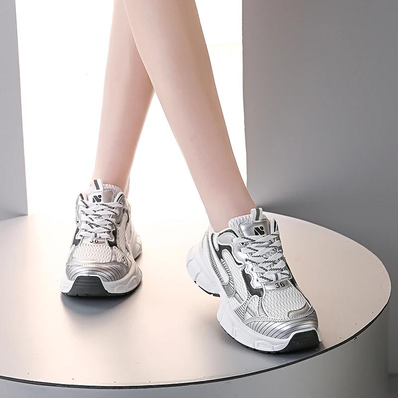 2024 Весна и Осень Модные женские спортивные туфли Круглый носок Цвета Сетка Дышащие Шнуровка Женские Вулканизированные Туфли