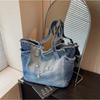Модная джинсовая сумка-тоут с градиентом и необработанным краем для женщин, универсальная, большого объема, на цепочке, простая, для commutes, на одно плечо