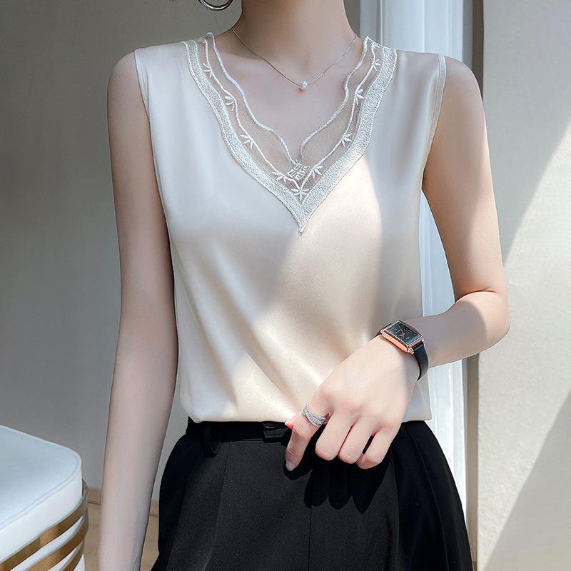 Носите жилет на бретелях и маленькую блузку с базовым слоем без рукавов и кружевным топом с V-образным вырезом.