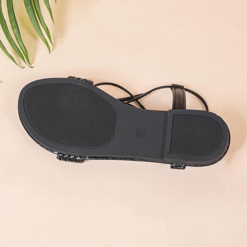 Женские повседневные сандалии на плоской подошве с плетеным дизайном, популярная черная удобная обувь, сандалии с ремешками, подходят для повседневной носки.