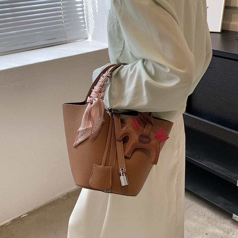 Women's bag women's 2025 new large-capacity versatile hand carry vegetable basket high-end single shoulder handbag bucket bag