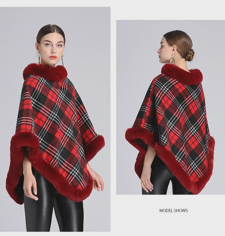 Осенне-зимняя вязаная накидка в клетку с меховым воротником