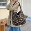 Пушистая наплечная сумка для женщин, ретро-модная сумка-тоут с леопардовым принтом, большая вместимость, студенческая сумка для девочки из овечьей шерсти для хранения CLE
