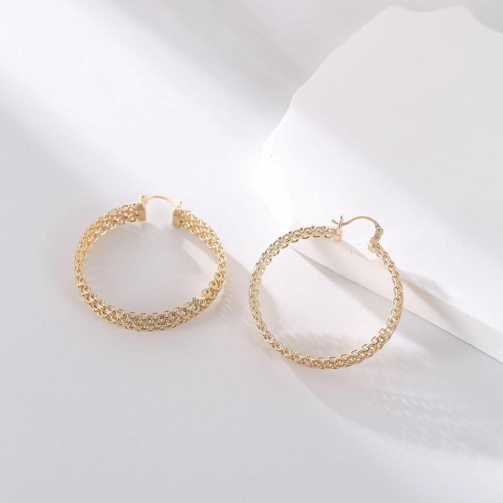 Минималистичные металлические серьги-кольца: Уникальный, смелый и стильный дизайн, который подчеркнет вашу модную ауру.