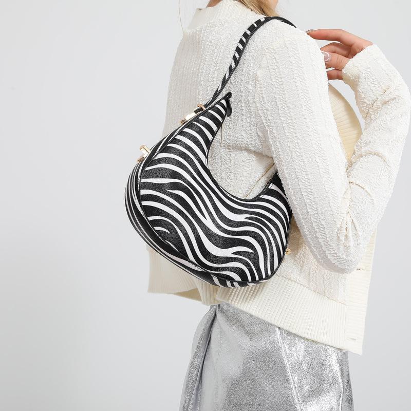 2024 весна корейская версия персонализированной сумки через плечо простая тенденция простая сумка-полумесяц тренд новая женская сумка