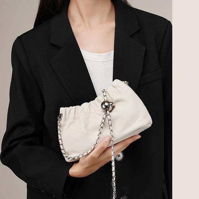 Сумка из натуральной кожи. Популярная сумка 2023 года. Сумка подмышки с цепочкой. Женская плиссированная сумка с облаками. Женская сумка. Сумка через плечо из воловьей кожи на одно плечо. Золотая шариковая цепочка.