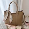 Портативная сумка для поездок на работу, женская новая модная корейская сумка-тоут 2025 года, премиальная сумка-мессенджер в иностранном стиле, сумка-ведро на плечо.