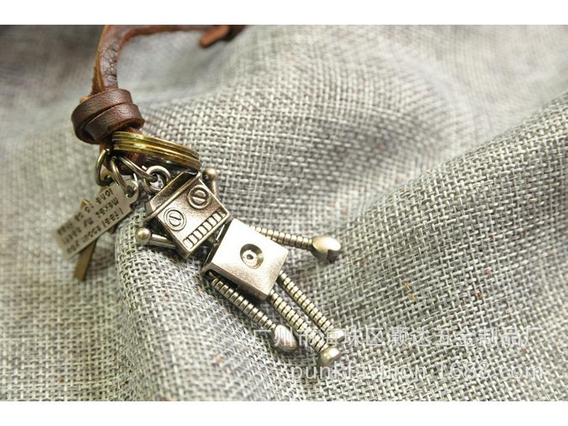 Ретро кулон-робот на кожаной цепочке-свитере