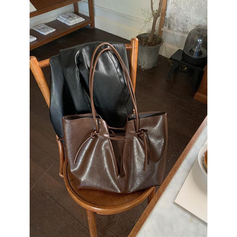 Autumn and winter retro coffee strap tote bag women 2025 simple large capacity commuter shoulder bag fashion handbag