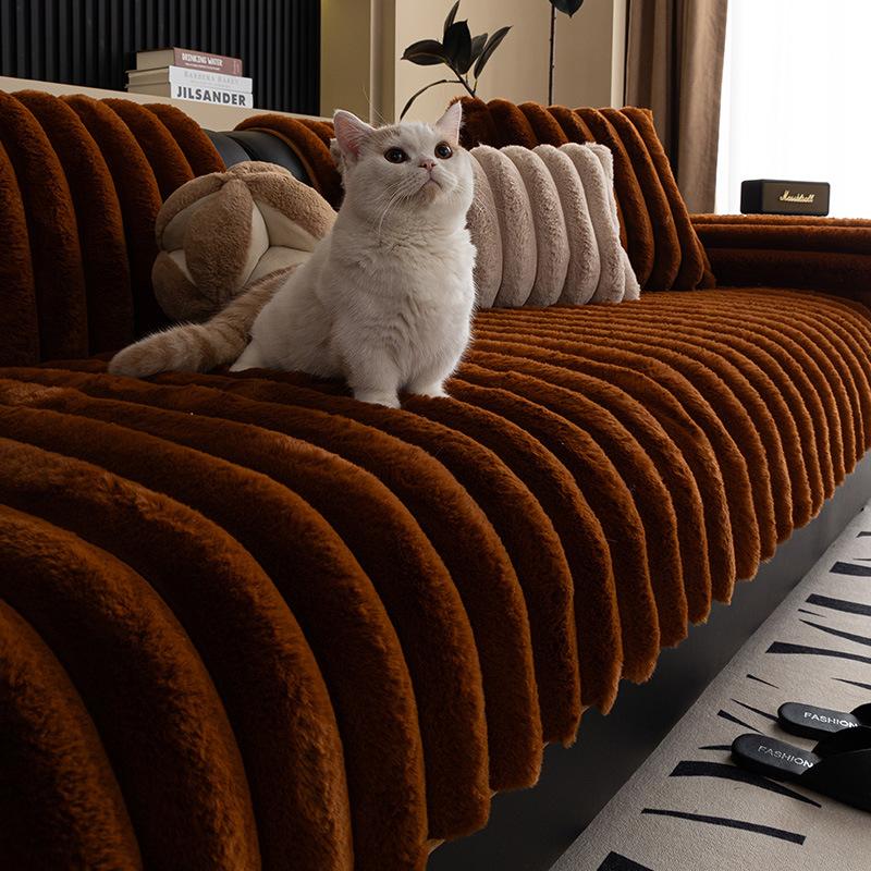Зимний чехол на диван Новый утолщенный нескользящий чехол на сиденье кремового цвета Ветрозащитный чехол высокого качества Подушка для дивана из кроличьего плюша
