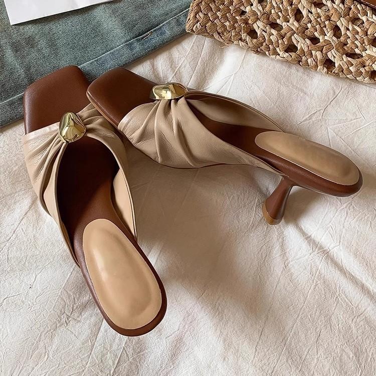 Версия из овчины~ Французский сказочный темперамент, нежные высокие каблуки, женские шлепанцы с металлической пряжкой и плиссированной кожей с открытым носком