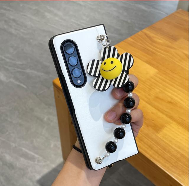 Luxury Fashion Cute Diy Flower Pearl Hand Chain Bracelet Case Cover For Samsung Galaxy Z Fold 3 2 5g Zfold 4 Leather Back Fundas