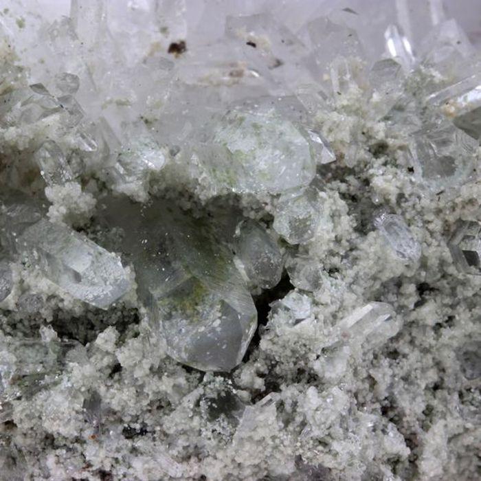 Pierres et Minéraux. Quartz + Cookeite. 557.0 ct. Peychagnard, Isere, France.