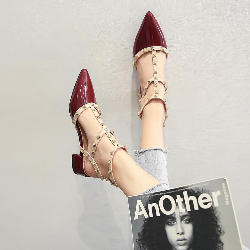 Spot second hair~ остроносые туфли на шпильке с заклепками из лакированной кожи 2025 новая весенне-осенняя сумка-багет с вырезами, сандалии на ремешке-пряжке