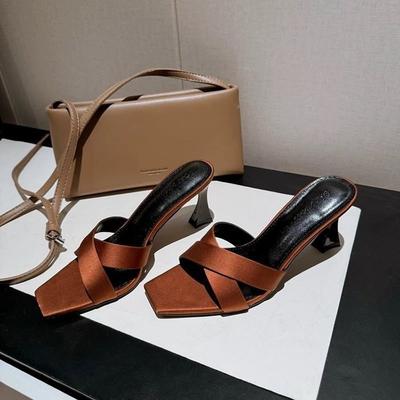 Тренд 2025 Женская мода Туфли на высоком каблуке Женские Кожаные с квадратным носком На каблуке с буквами С открытым носком Женские Сексуальные сандалии