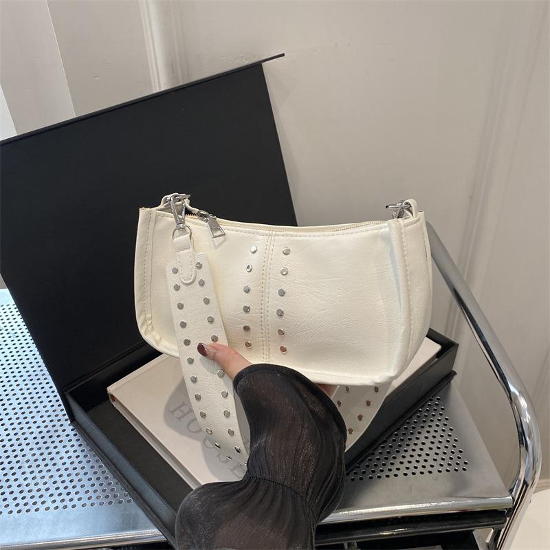 High End Fashionable Shoulder Bag for Women In Autumn New Retro Oil Leather Casual Crossbody Bag Fashionable Rivets for Women