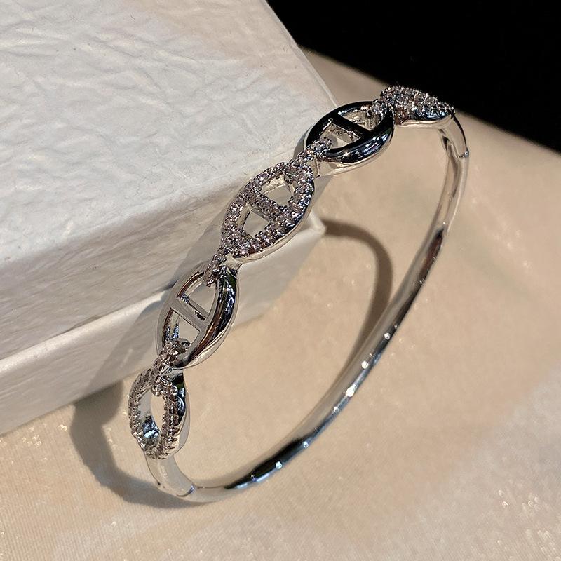 New Electroplated Bracelet with Micro Inlaid Zircon, Fashionable, Luxurious, and High-end Jewelry