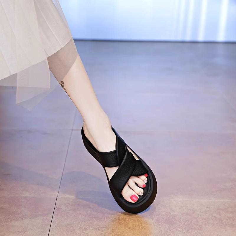 Крутые тапочки женские летние новые модные на толстой подошве красивые черные пляжные сандалии