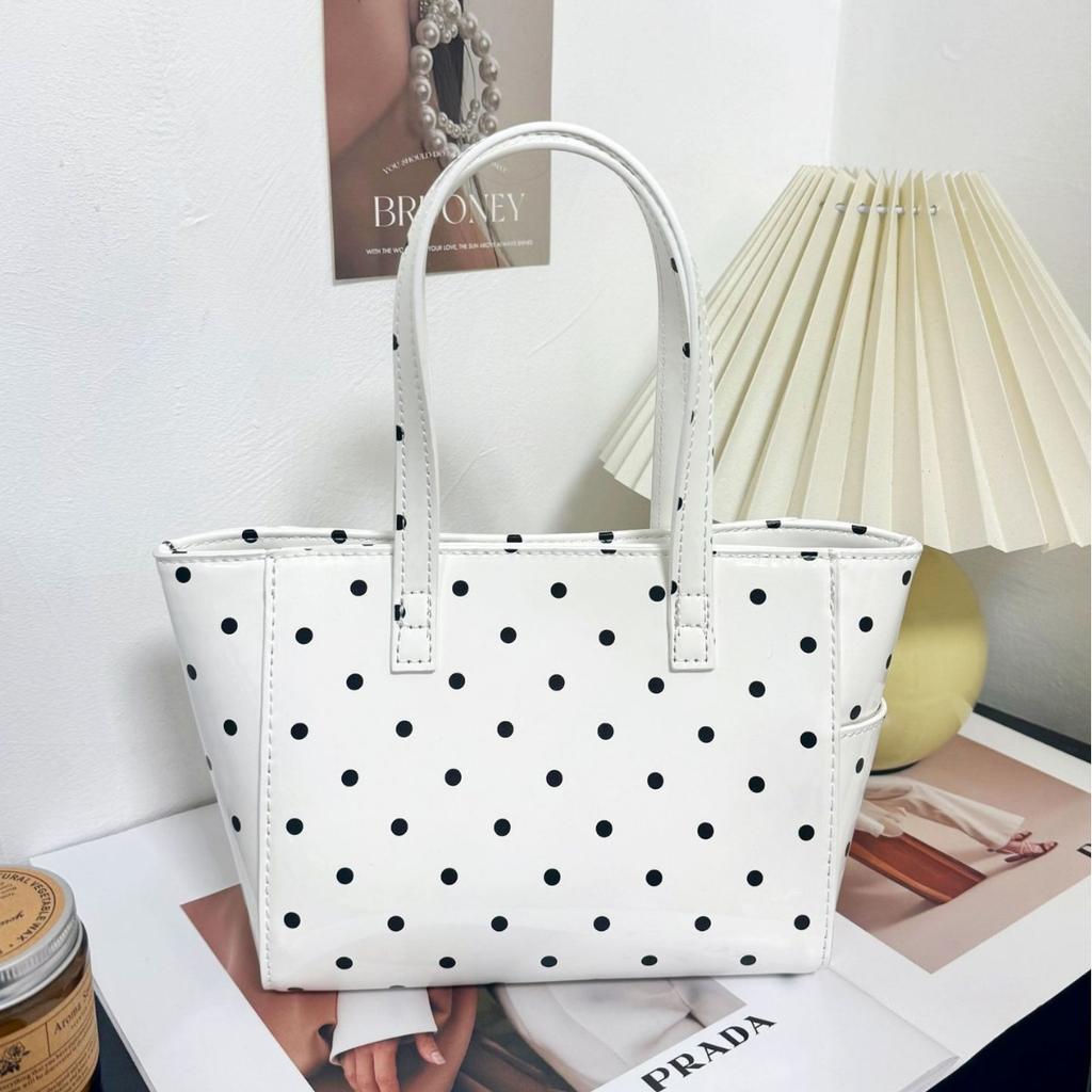 Это универсальная маленькая квадратная сумка в горошек из лакированной кожи для девочек, летняя повседневная сумка домашнего покроя, милая французская сумочка.