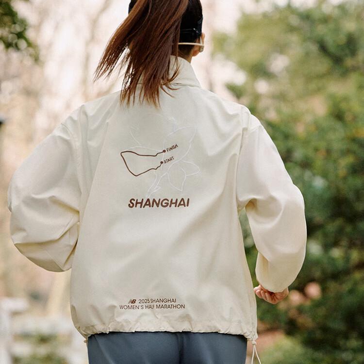New Balance Куртки и Пальто Женские Кремовый AWJ51553-LIN