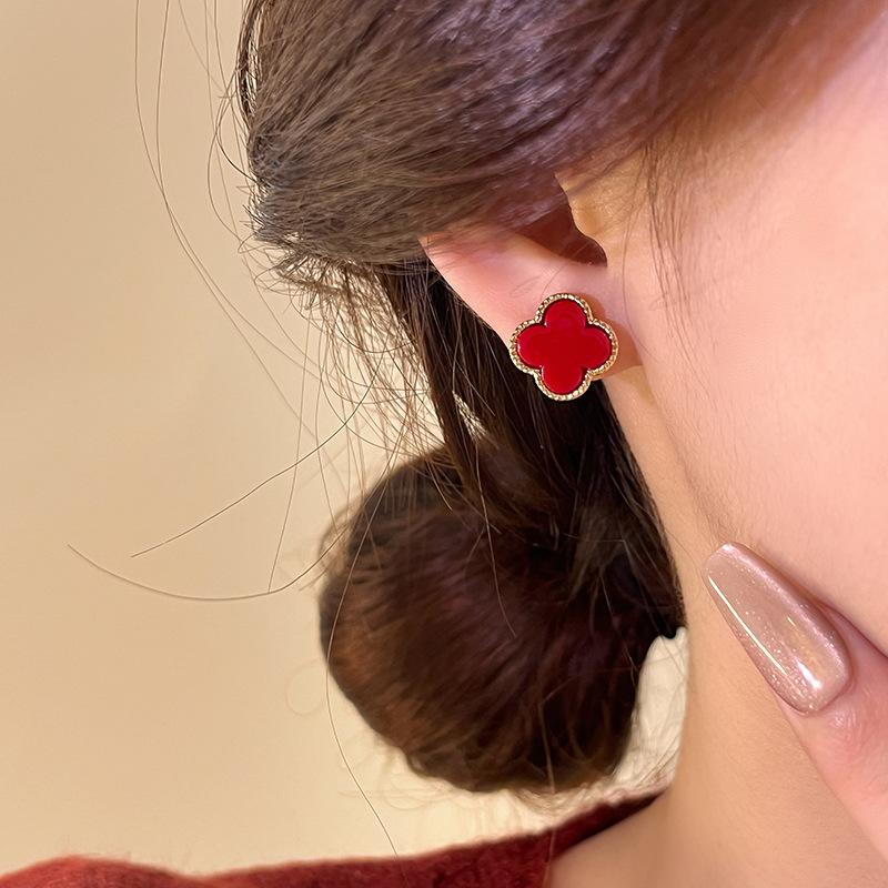 Четырехлистный клевер, маленькие ароматные серьги ветра, женские простые легкие роскошные серьги для пожилых людей, с чувством темперамента, уникальные универсальные серьги