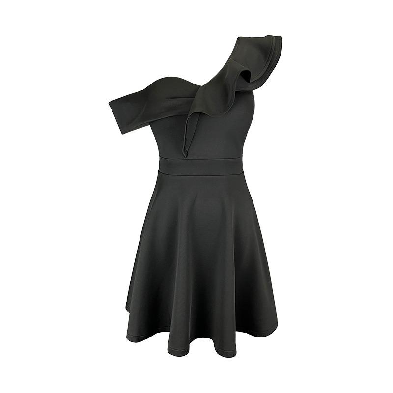 Весенне-летнее женское платье А-силуэта на одно плечо с диагональным воротником и оборками на спине