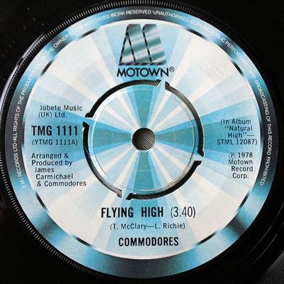 7-дюймовая пластинка COMMODORES - Flying High TMG1111 Motown 1978 Великобритания Соул/Фанк Б/У