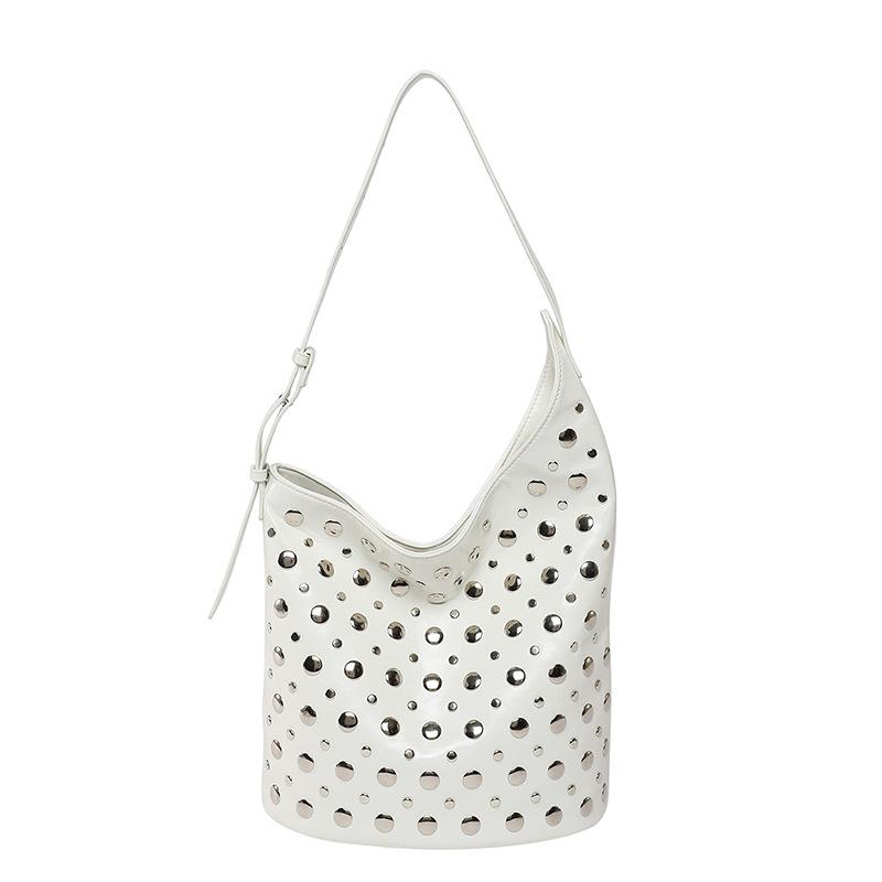 Женская сумка 2025 новая корейская версия модная сумка на плечо с заклепками большая вместимость повседневная универсальная сумка-ведро для ручной носки тренд