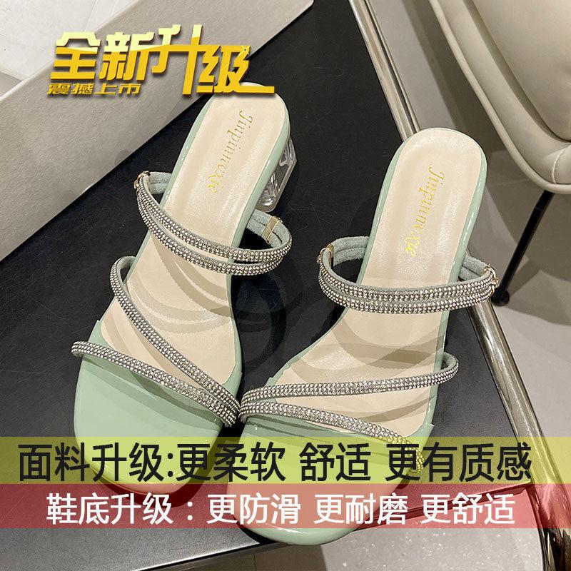 Тапочки женские летние верхняя одежда 2025 новые нескользящие взрывные феи ветер два износа толстый каблук одно слово сандалии горный хрусталь высокий каблук
