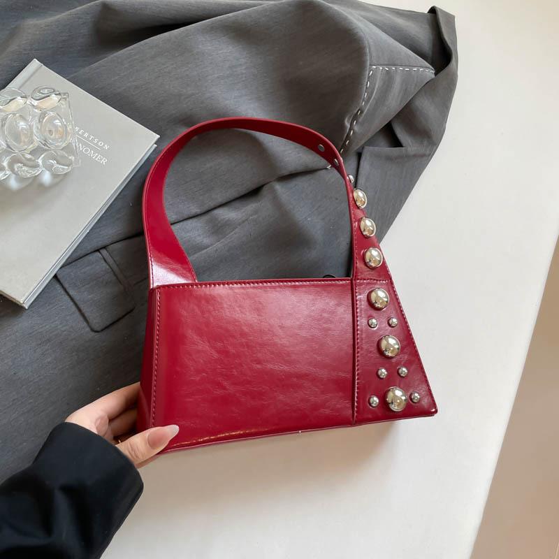 2025 лето новые женские сумки нишевые сумки персонализированные высокая ценность модные сумки на плечо с заклепками трендовые сумки женские