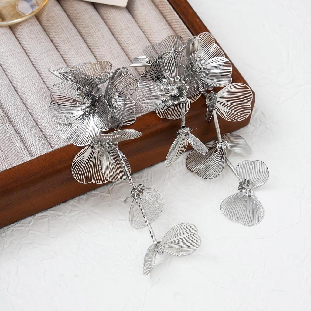 Серебряные серьги-кисточки с кристаллами в виде рыбьего хвоста: Преувеличенный дизайн цветка для стильного вида.